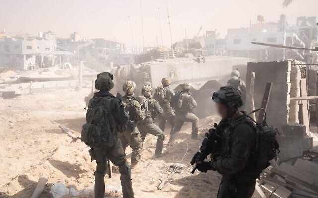 Les soldats israéliens dans la bande de Gaza dans le cadre de la guerre en cours contre le groupe terroriste palestinien du Hamas, sur une photo diffusée le 4 novembre 2023. (Crédit : Armée israélienne)