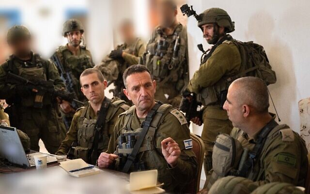 Le chef d'état-major de Tsahal, le lieutenant-général Herzi Halevi, au centre, s'entretenant avec des officiers à l'intérieur d'un bâtiment dans la bande de Gaza, le 4 novembre 2023. (Crédit : Armée israélienne)