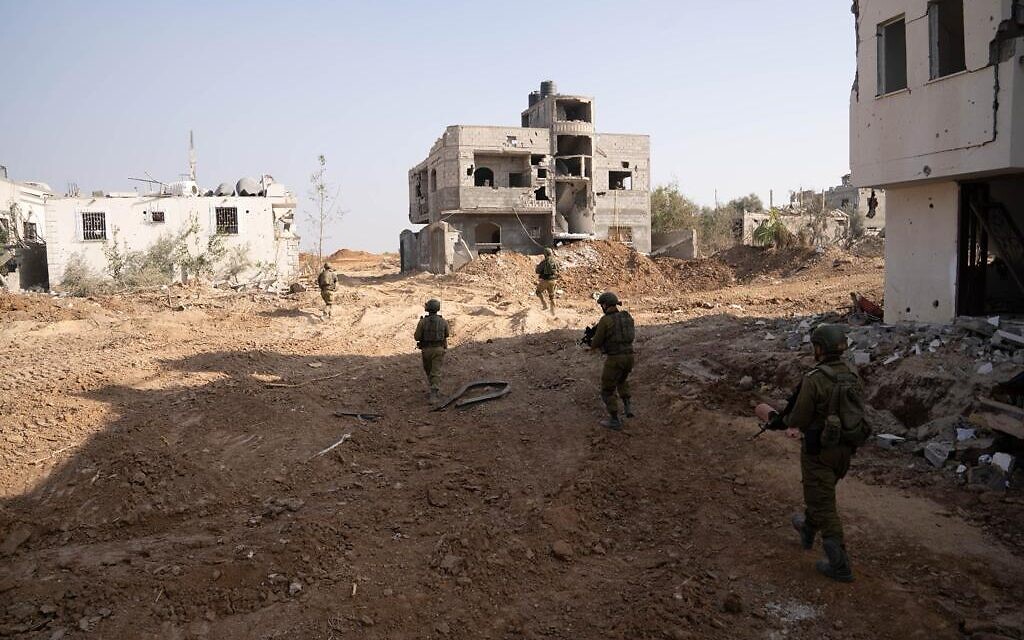 Des soldats israéliens opérant dans la bande de Gaza, sur une photo distribuée le 5 novembre 2023. (Crédit : Armée israélienne)