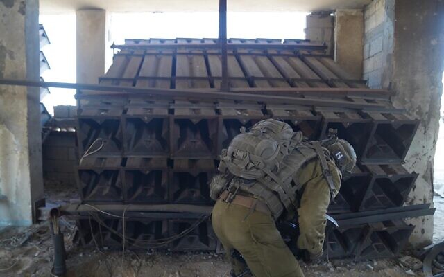 Des lance-roquettes trouvés par les troupes israéliennes à l'intérieur d'un bâtiment utilisé par un mouvement de jeunesse dans le nord de Gaza, le 6 novembre 2023. (Crédit : Armée israélienne)