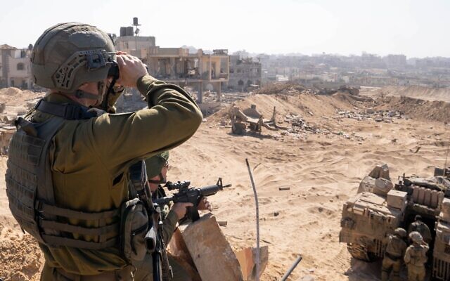 Le chef du Commandement du Sud de Tsahal, le général de division Yaron Finkelman dans la bande de Gaza, le 6 novembre 2023. (Crédit : Armée israélienne)