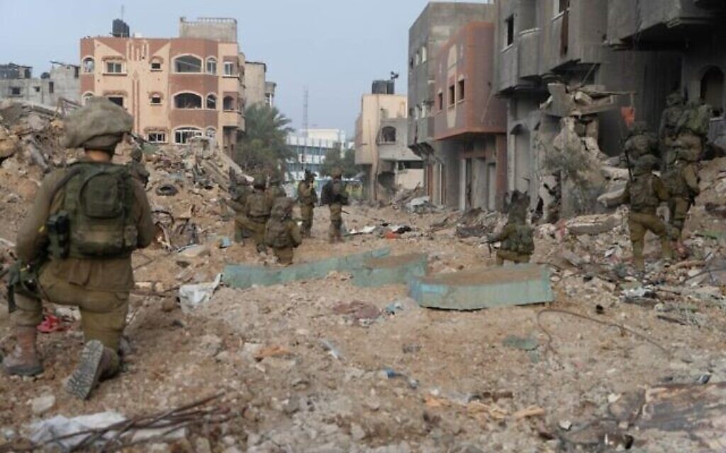 Les forces terrestres de Tsahal se déploient dans le nord de la bande de Gaza, sur cette photo publiée le 7 novembre 2023. (Crédit : Armée israélienne)