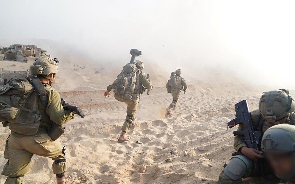 Les forces terrestres de Tsahal opèrent dans le nord de la bande de Gaza, sur cette photo publiée le 7 novembre 2023. (Crédit : armée israélienne)