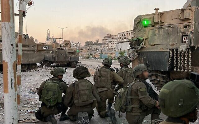 Les troupes Golani opèrent dans la ville de Gaza, sur une photo publiée le 11 novembre 2023. (Crédit : Armée de défense israélienne)