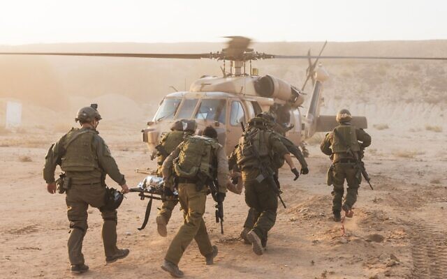L'unité 669 effectue une évacuation médicale de la bande de Gaza pendant l'offensive terrestre israélienne, dans une image publiée le 13 novembre 2023. (Crédit : Armée israélienne)