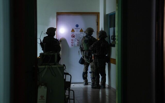 Les soldats de l'armée à l'hôpital Al-Shifa de Gaza City, dans la bande de Gaza, une photo distribuée le 15 novembre 2023. (Crédit : Armée israélienne)