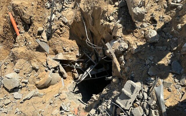 Un tunnel du Hamas découvert par l'armée israélienne dans le complexe de l'hôpital al-Shifa, à Gaza, le 16 novembre 2023. (Crédit : Armée israélienne)