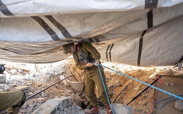 Le chef du Commandement du Sud de l’armée israélienne, le général de division Yaron Finkelman, regardant dans un puits de tunnel, à l'hôpital al-Shifa de la ville de Gaza, le 17 novembre 2023. (Crédit : Armée israélienne)