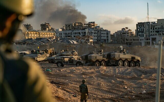 Des soldats israéliens dans la bande de Gaza, sur une photo diffusée le 18 novembre 2023. (Crédit : Armée israélienne)