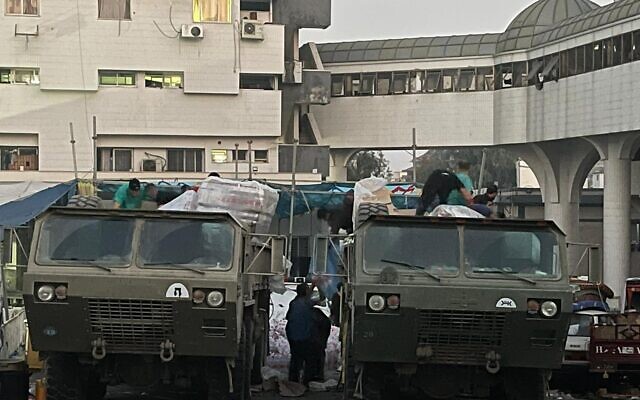 Les équipes médicales de l'hôpital al-Shifa déchargeant l'aide israélienne des camions, dans le nord de la bande de Gaza, le 18 novembre 2023. (Crédit : Armée israélienne)