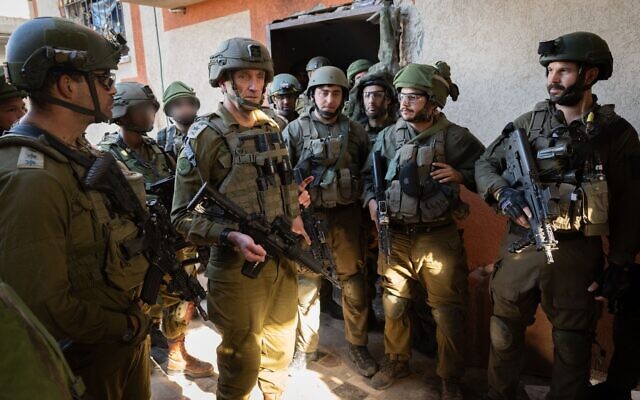 Le chef d'état-major de Tsahal, le lieutenant-général Herzi Halevi, s'entretient avec des troupes dans la bande de Gaza, le 21 novembre 2023. (Crédit : Armée israélienne)