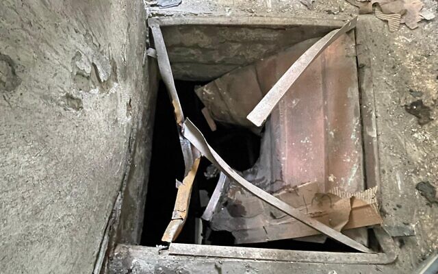 L'entrée d'un tunnel du Hamas à l'intérieur d'une mosquée à Jabaliya, dans le nord de Gaza, sur une photo publiée le 23 novembre 2023. (Crédit : Armée israélienne)