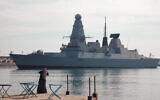Le destroyer britannique HMS Diamond traverser le canal de Suez alors qu'il navigue de la mer Rouge vers la Méditerranée, le 2 décembre 2012. (Crédit : AFP)