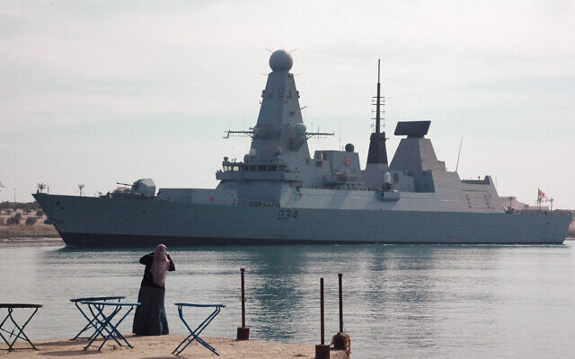 Le destroyer britannique HMS Diamond traverse le canal de Suez alors qu'il navigue de la mer Rouge vers la Méditerranée, le 2 décembre 2012. (Crédit : AFP)