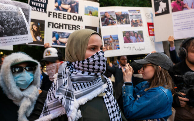 Des étudiants pro-palestiniens à l'Université de Columbia, à New York,  le 12 octobre 2023. (Crédit : Spencer Platt/Getty Images/AFP)