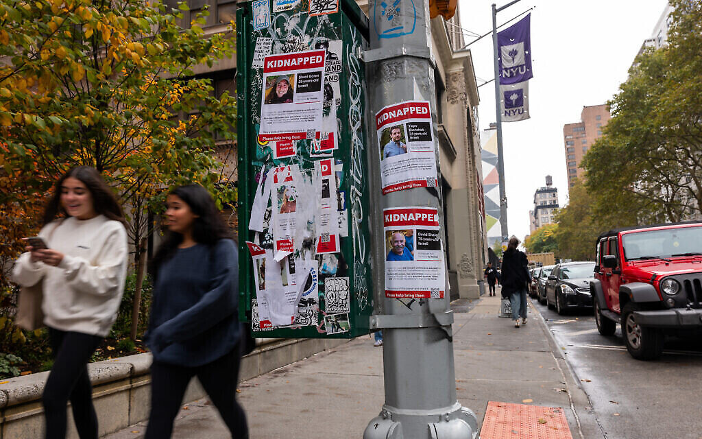 Des affiches des certaines de personnes enlevées par le Hamas en Israël, le 7 octobre 2023, sur un poteau devant l'Université de New York (NYU) alors que les tensions entre les partisans de la Palestine et d'Israël augmentent sur les campus universitaires du pays, le 30 octobre 2023, à New York. (Crédit : Spencer Platt/Getty Images/AFP)