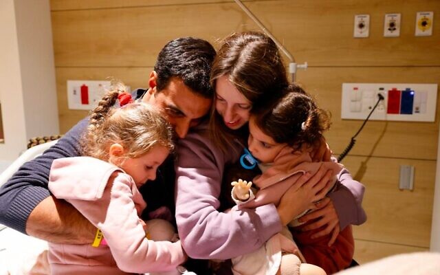 Doron Asher et ses deux filles Raz, 5 ans et Aviv, 2 ans, retrouvent leur mari et père, Yoni, le 25 novembre 2023. (Crédit : Hôpital pour enfants Schneider)