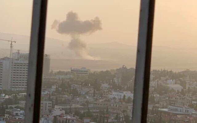 Cette image circulant en ligne prétend montrer de la fumée s'élevant d'un site à Damas à la suite d'une attaque aérienne israélienne présumée en Syrie, le 26 novembre 2023. (Réseaux sociaux ; utilisée conformément à l'article 27a de la loi sur le droit d'auteur)