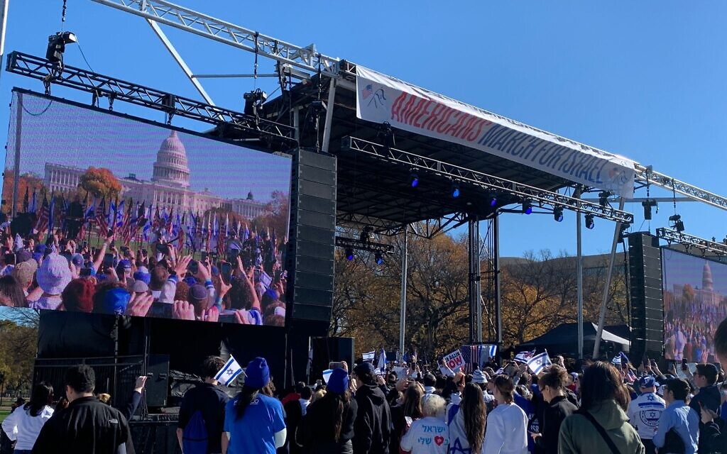 Des Américains assistant à un rassemblement pro-Israël, à Washington, le 14 novembre 2023. (Crédit : Charlie Summers/Times of Israel)