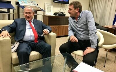 Le chef du Conseil régional du Sdot du Neguev, Tamir Idan (à droite), accueille le Premier ministre Benjamin Netanyahu le 27 novembre 2017 (Crédit : Conseil régional du Sdot du Neguev)