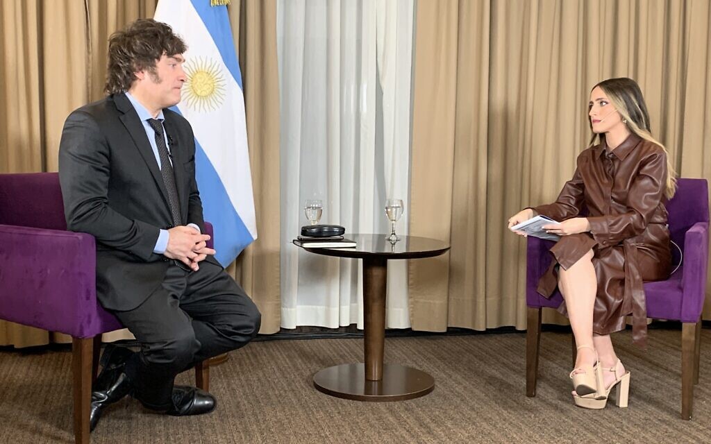 Le candidat à la présidence argentine Javier Milei en interview avec Michelle Mendeluk  pour le Times of Israel à Buenos Aires, le 16 novembre 2023.(Crédit : Michelle Mendeluk)