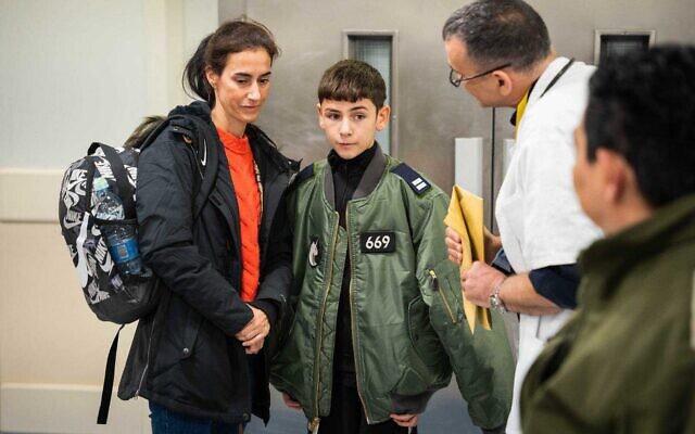 Eitan Yahalomi, 12 ans, avec sa mère à l'hôpital Ichilov, le 27 novembre 2023, après avoir été libéré par le Hamas dans le cadre d'un accord de trêve. (Crédit : Armée israélienne)