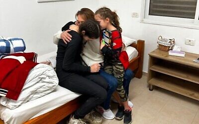 Maayan Zin retrouvant ses filles Dafna Elyakim, 15 ans et Ella Elyakim, 8 ans, après leur libération des geôles du Hamas après 51 jours de captivité, le 26 novembre 2023. (Crédit : Autorisation)