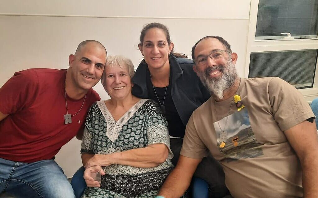Margalit Moses avec les membres de sa famille après sa libération de Gaza, le 24 novembre 2023. (Capture d'écran : Facebook, used in accordance with Clause 27a of the Copyright Law)