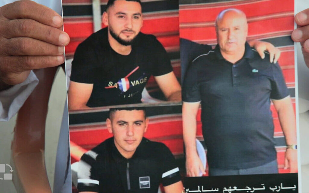 Youssef et ses fils Bilal et Hamza Ziyadne, kidnappés et pris en otage par le Hamas le 7 octobre, sur une affiche collée à Rahat, le 30 octobre 2023. (Crédit : Eli Katzoff / The Times of Israel)