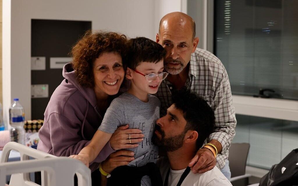 Ohad Mundar retrouve son père et son frère après sa libération de Gaza, le 25 novembre 2023. (Crédit : Hôpital pour enfants Schneider)