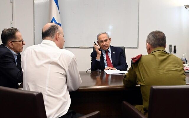 Le Premier ministre Benjamin Netanyahu et ses adjoints s'entretiennent avec le chef du Mossad David Barnea, qui se trouve au Qatar, le 28 novembre 2023. (Crédit : Haim Zach / GPO)