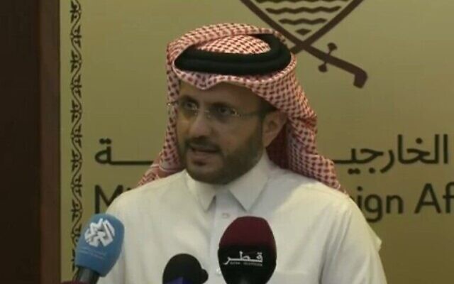 Le porte-parole du ministère des Affaires étrangères du Qatar, Majed al-Ansari, fournissant des détails sur un projet de libération d'otages, lors d'une conférence de presse, à Doha, le 23 novembre 2023. (Crédit : Capture d'écran CNN ; utilisée conformément à la clause 27a de la loi sur le droit d'auteur)
