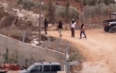 Une image qui semble montrer des résidents d'implantations masqués près du village de Qusra en Cisjordanie, le 11 octobre 2023. (Crédit : Capture d'écran X ; utilisée conformément à l'article 27a de la loi sur les droits d'auteur)