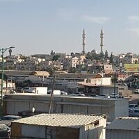 Une vue de la ville de Rahat dans le sud d'Israël, le 30 octobre 2023. (Crédit : Gianluca Pacchiani / Times of Israel)