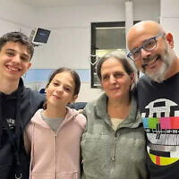 Sharon Avigdori et sa fille Noam retrouvent leur mari et père Hen  Avigdori avec le second fils de la famille, Omer Avigdori, après avoir été relâchées de captivité par le Hamas à Gaza, le 25 novembre 2023. (Autorisation : Famille Avigdori)