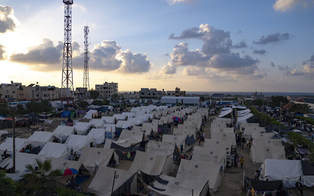 Un camp de tentes fourni par l'ONU pour les Palestiniens déplacés dans le conflit entre le Hamas et Israël, à Khan Younis, dans la bande de Gaza, le 19 octobre 2023. (Crédit : Fatima Shbair/AP Photo)