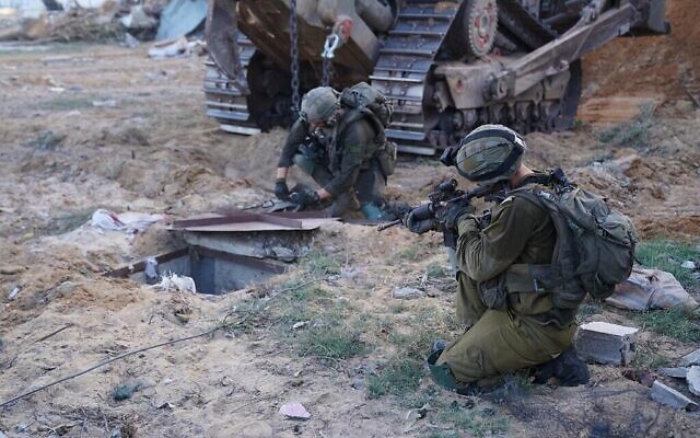 Des soldats gardant l'entrée d'un tunnel du Hamas dans la bande de Gaza, sur une photo publiée le 9 novembre 2023. (Crédit : Armée israélienne)