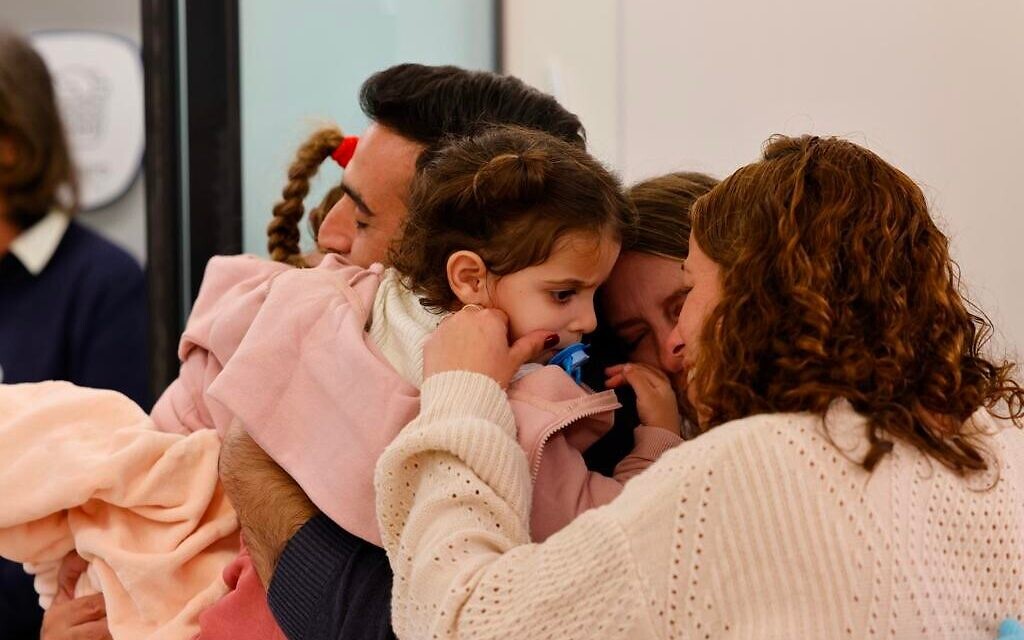 Doron Asher et ses deux petites filles Raz, 5 ans et Aviv, 2 ans, retrouvent leur mari et père, Yoni, le 25 novembre 2023. (Crédit : Hôpital pour enfants Schneider)