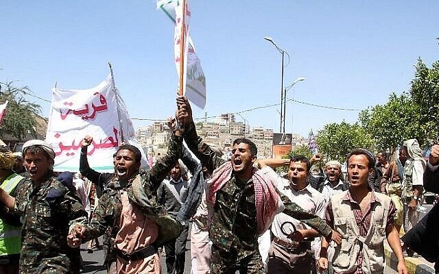 Des rebelles chiites yéménites houthis et leurs partisans participent à une manifestation dans la ville de Taëz, dans le sud-ouest du pays, contre l'intervention militaire menée par l'Arabie saoudite dans le pays, le 29 mars 2015. (Crédit photo : AFP/STR)