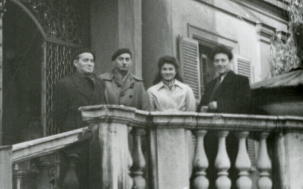 De gauche à droite : Pinkus Schwarz, Maximillian Feuerring, Ewa Brzezinska et Hirsch Szylis devant la galerie d'art municipale Lenbachhaus de Munich en 1948. (Musée commémoratif de la Shoah des États-Unis/Musée juif de Munich)
