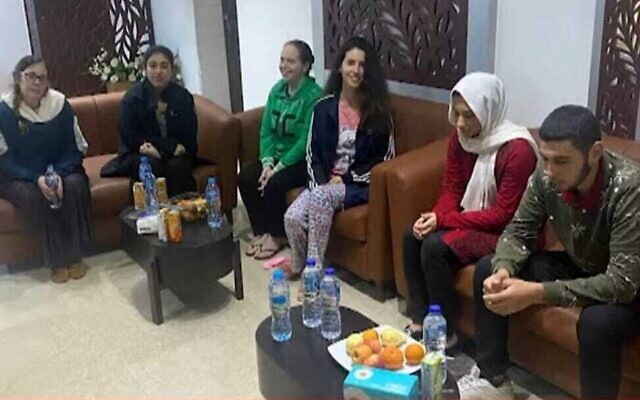 Bilal et Aisha Ziadna, frère et sœur, Ilana Gritzewsky, Nili Margalit, Shani Goren et Sapir Cohen venant d’être libérés des griffes du Hamas à Gaza au poste frontière de Rafah, le 30 novembre 2023. (Crédit : Capture d’écran/Télévision égyptienne ; utilisée conformément à la clause 27a de la loi sur les droits d'auteur)