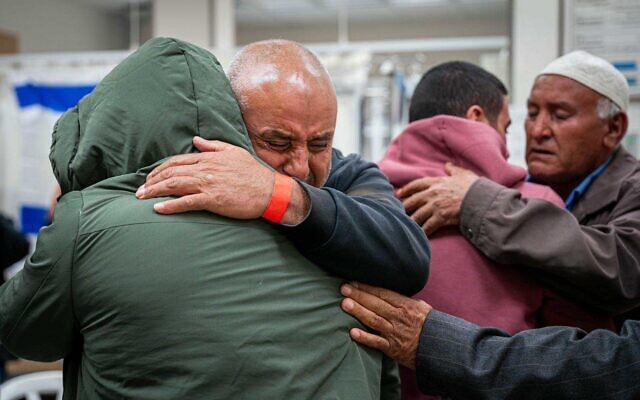 Les membres de la famille Ziyadne s’étreignent lors de la libération de Bilal et Aiysha des geôles du Hamas après 54 jours de captivité, à l'hôpital Soroka, à Beer Sheva, le 1er décembre 2023. (Autorisation)