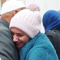 Aisha Ziyadne, 17 ans, libérée des geôles du Hamas après 54 jours de captivité, retrouvant ses proches à l'hôpital Soroka, à Beer Sheva, le 30 novembre 2023. (Crédit : Hôpital Soroka)