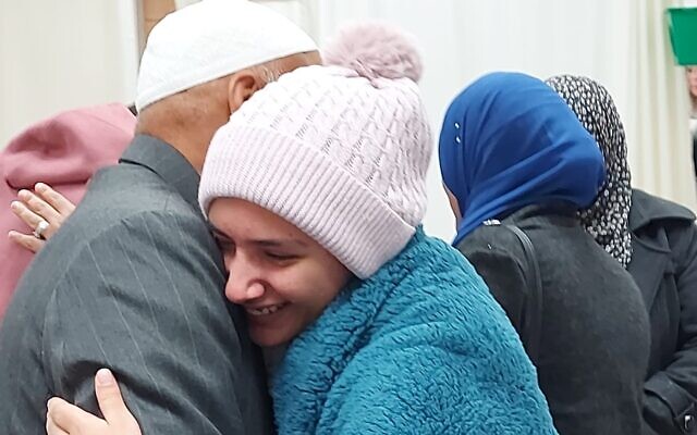 Aisha Ziyadne, 17 ans, libérée des geôles du Hamas après 54 jours de captivité, retrouvant ses proches à l'hôpital Soroka, à Beer Sheva, le 30 novembre 2023. (Crédit : Hôpital Soroka)