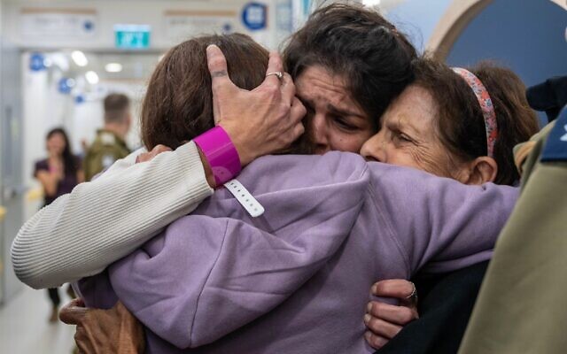 Amit Soussana, en violet, libérée des geôles du Hamas après 54 jours de captivité, retrouvant sa mère et sa sœur, à l'hôpital Wolfson, à Holon, le 30 novembre 2023. (Crédit : Hôpital Wolfson)