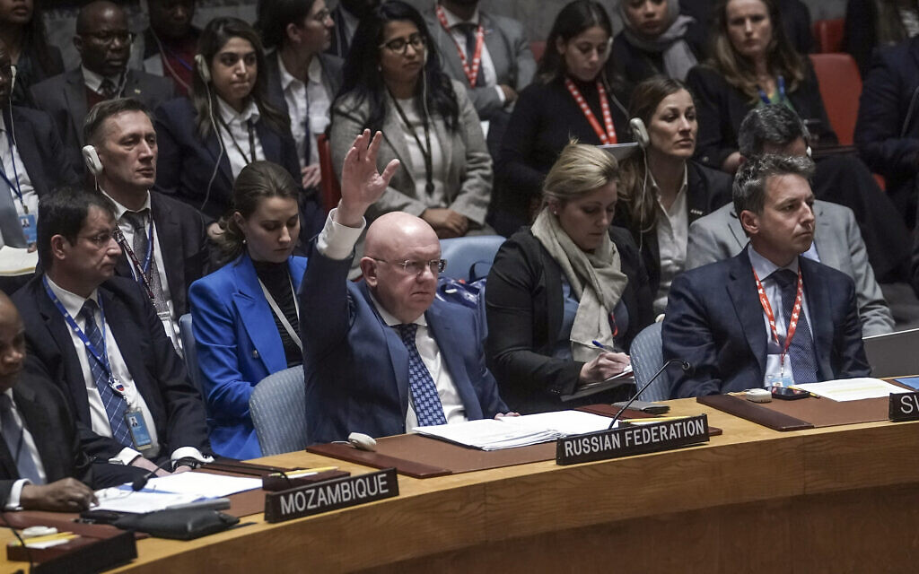 L'ambassadeur russe aux Nations unies, Vassily Nebenzya, vote contre une résolution américaine sur la guerre actuelle entre Israël et le Hamas, qui a fait l'objet d'un veto au Conseil de sécurité de l'ONU, le 25 octobre 2023. (Crédit : Bebeto Matthews/AP)