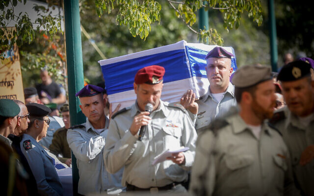 La famille et les amis du colonel Asaf Hamami pendant ses funérailles au cimetière de Kiryat Shaul, à Tel Aviv, le 4 décembre 2023. (Crédit : Miriam Alster/Flash90)