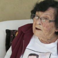 Aviva Sela, 96 ans, racontant comment elle a été enlevée du kibboutz Beeri le 7 octobre. (Crédit : Capture d'écran de la Douzième chaîne ; utilisée conformément à la clause 27a de la loi sur le droit d'auteur)