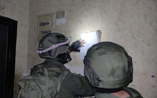 Des soldats israéliens cartographient la maison d'Ahmed Barakat à Jénine en vue de sa démolition, le 4 décembre 2023. (Crédit : Tsahal)