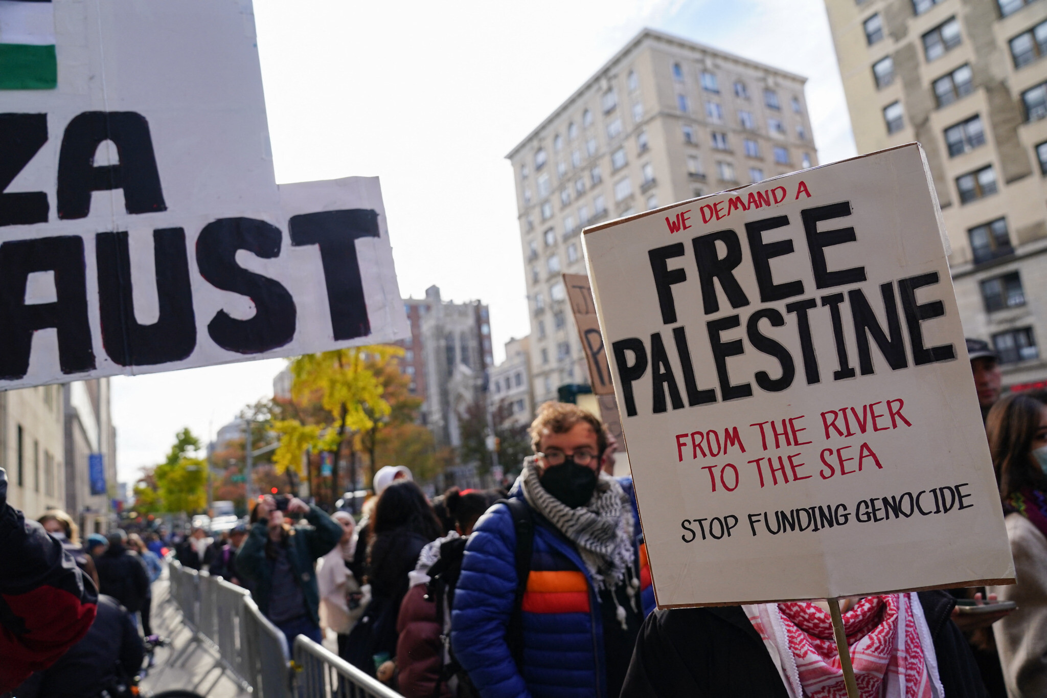 Des manifestants se rassemblent lors de la manifestation "All out for Gaza" à l'université de Columbia à New York, le 15 novembre 2023. (Crédit : Bryan R. Smith / AFP)